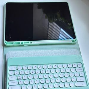 12.9 iPad Pro case. Only used for a week. No scratches or tears.